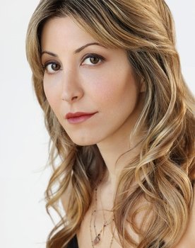 Zina Wilde as Lucas's bar fling