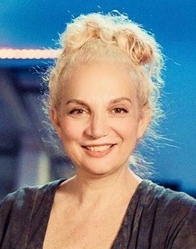 Sabrina Farji as Directora