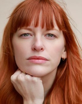 Pauline Nyrls as Aurélie