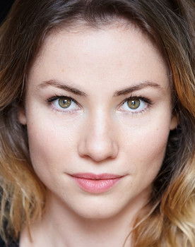 Maud Baecker as Anna Delcourt