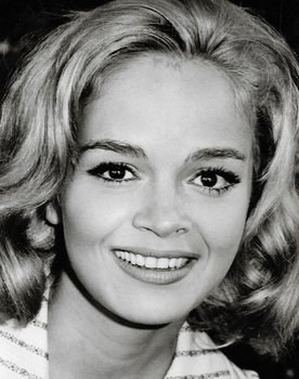 Letícia Román as Luciana