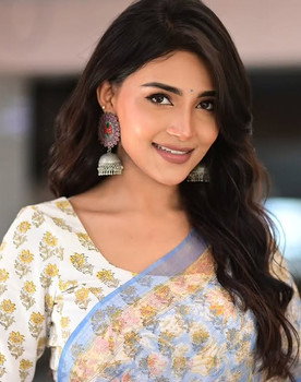 Dharshna Sripal as Riya