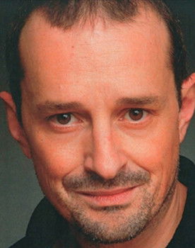 Luis José Ventín as Hombre con gabardina