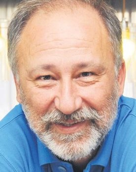 Altan Erkekli as Lokman