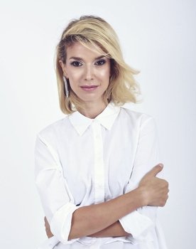 Alina Chivulescu as Victoria