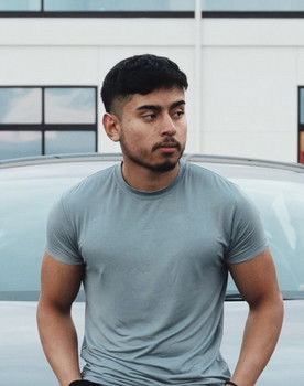 Yulian Mazariegos as Alex