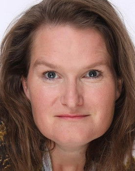 Lysser Kirstine Andersen as Hilda Castaigne