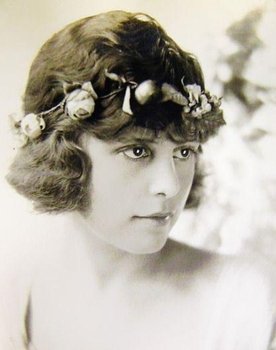 Neva Gerber as Lucia Robilant / Vera Robilant