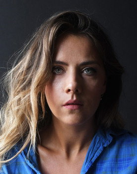 Leen Dendievel as Julie