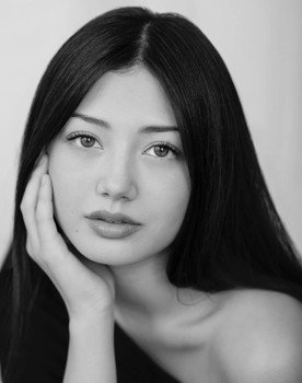 Miku Martineau as Christine