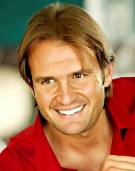 Tarkan Tüzmen as Alper Özgenç