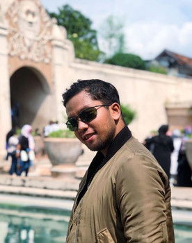 Ariel Yolo as Pak Kos