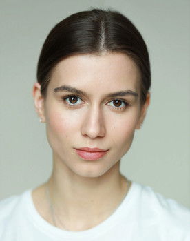 Polina Larina as Anya