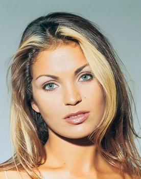 Esin Moralıoğlu as Zeynep