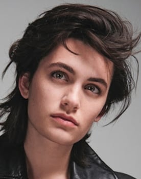 Ella Rumpf as Helena