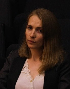 Julie Lejarre as Jury n°1