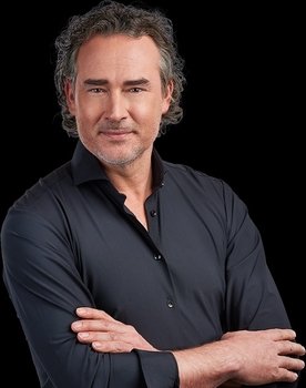 Jeroen Nieuwenhuize as Self (voice)