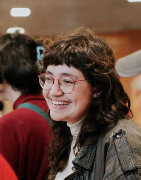 Carolina Lima Pinto as Narrator