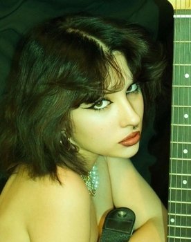 Emy Ramirez as The singer