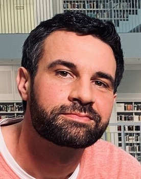 Steffen König as Sprecher