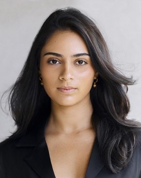 Alana Mansour as Zoe Shannon