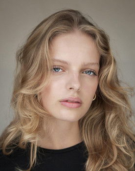 Beatriz Ferreira as Ana Bola