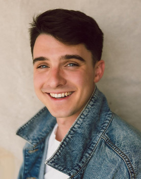 Benjamin Mayer as Colin