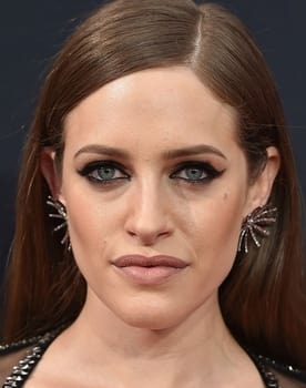 Carly Chaikin as Lynn Peterson