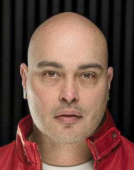 Tony  Bentajado as Santo