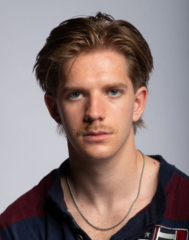 Maximiliaan Serbrock as Noah