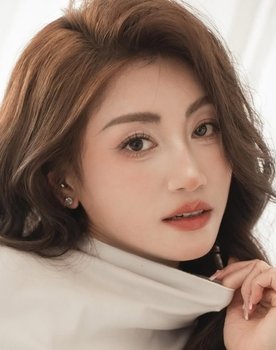 Gloria Wong Yung as Woman on Bus