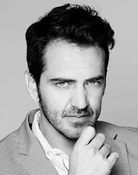 Flavio Medina as Tomás