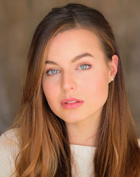 Alina Tamara as Svea