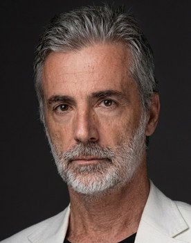 Murat Parasayar as Levent