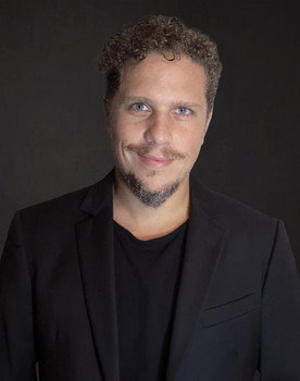 Gary Alazraki as Santiago