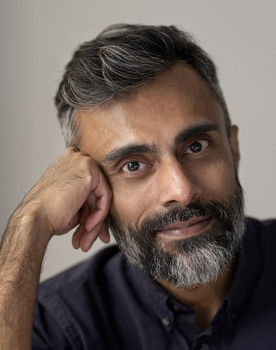 Pardis Parker as Husayn