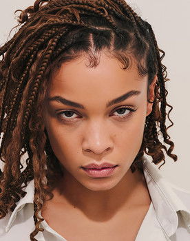 Yowa-Angélys Tshikaya as Jenna