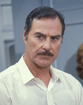 Leonardo Villar as Professor João