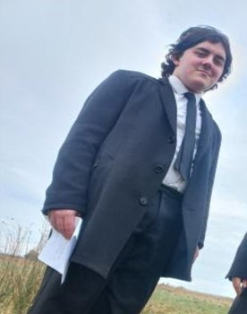 Oliver Walkin Bell as Boss 2