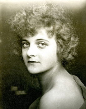 Gull Cronvall as Aslaug