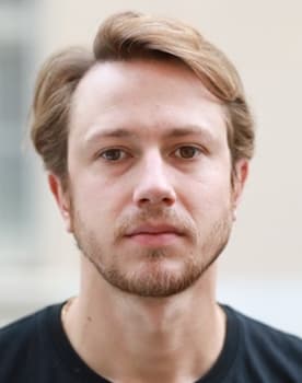 Bastien Bouillon as Julien