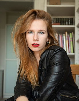 Ethel Coussau as La femme