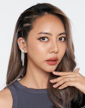 Yaya Mayura Ekrungruangkul as Ploylee