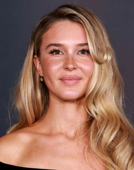 Isabel May as Tatum Evans