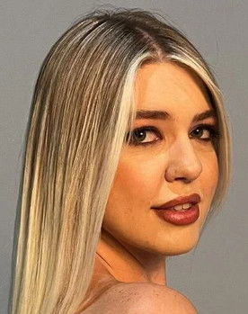 Yana Karpova as Participante