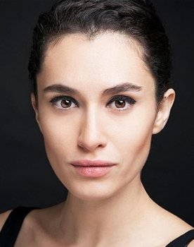 Hande Doğandemir as 