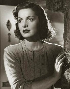 Elizabeth Sellars as Anne Cummings