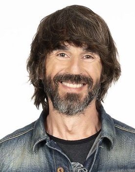 Santi Millán as Álvaro