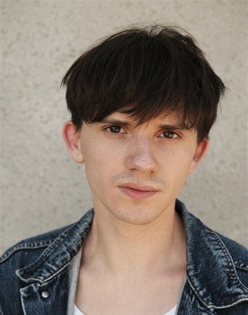 Esteban Delsaut as André