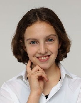 Alissa Lazar as Alicia